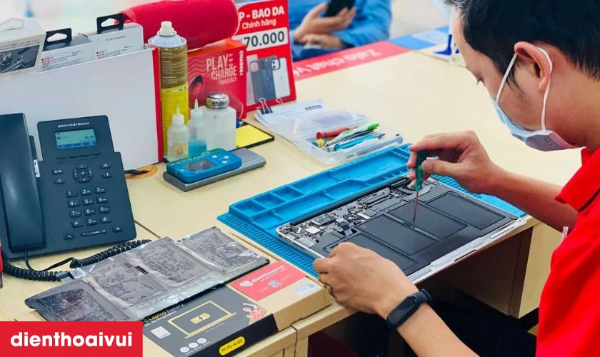 Kỹ thuật vi&ecirc;n tiến h&agrave;nh th&aacute;o lắp m&aacute;y v&agrave; thay thế pin