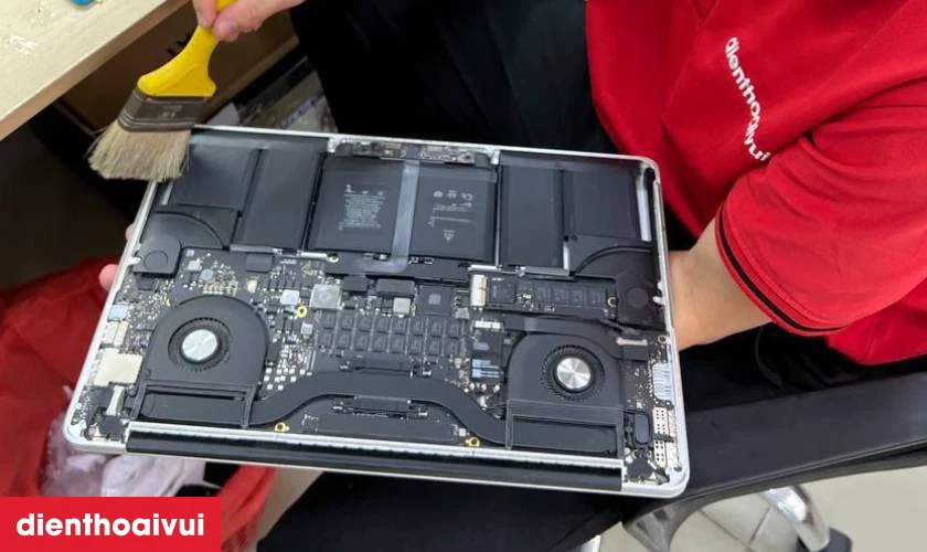 Thay pin MacBook Air M1 2020 A2337 ch&iacute;nh h&atilde;ng