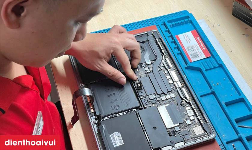 Quy trình thay pin Macbook Pro 2011 tại Điện Thọai Vui