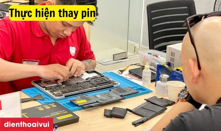 Quy tr&igrave;nh thay pin MacBook Pro 2013 đ&uacute;ng chuẩn