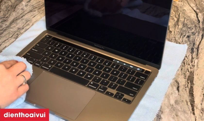 Vệ sinh, bảo dưỡng pin MacBook Pro 2013 định kỳ sau khi thay