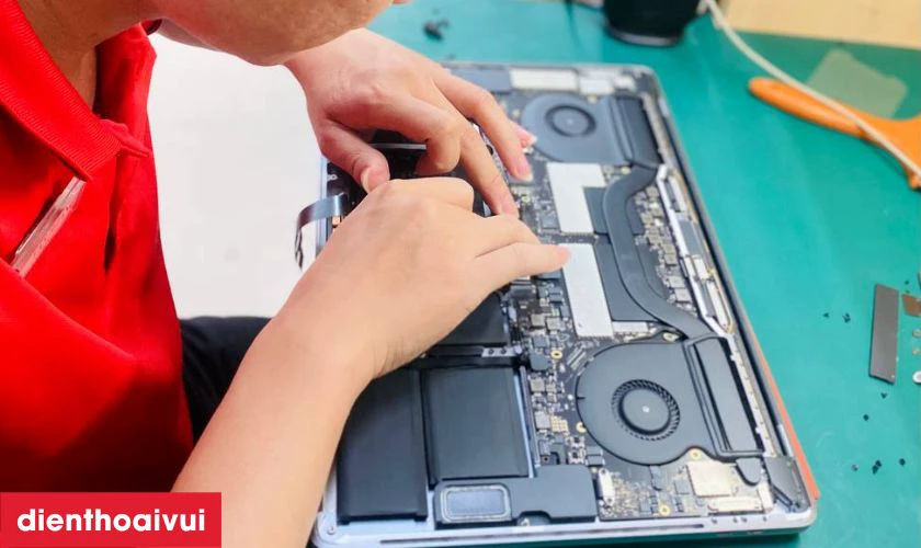 Kiểm tra vi&ecirc;n pin Mac 2015 cũ