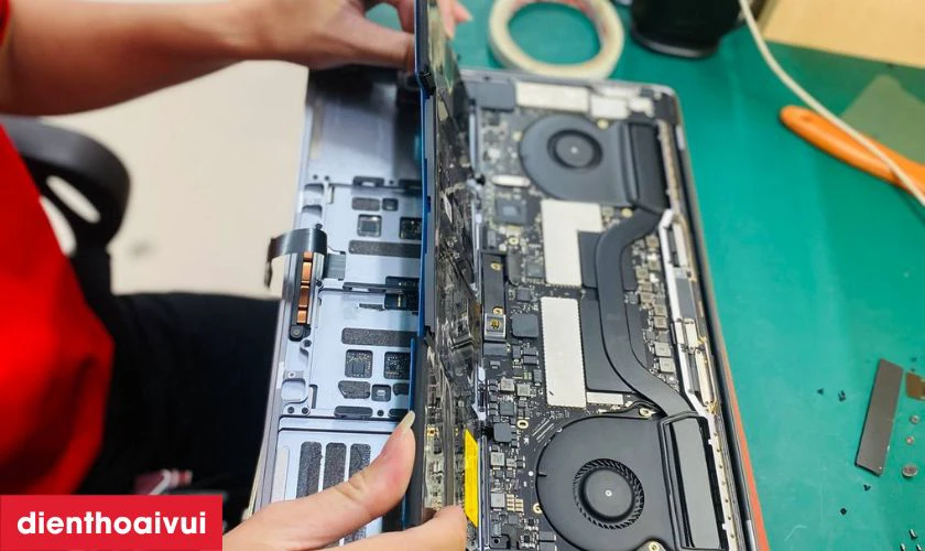 Tiến h&agrave;nh th&aacute;o pin cũ v&agrave; lắp đặt pin mới thay thế v&agrave;o