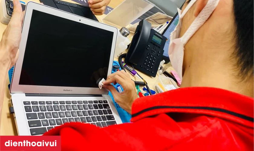 Vệ sinh m&aacute;y v&agrave; kiểm tra sau thay pin Macbook Pro 2015
