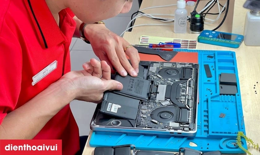 Quy tr&igrave;nh thay pin Macbook Pro 2018 tại Điện Thoại Vui