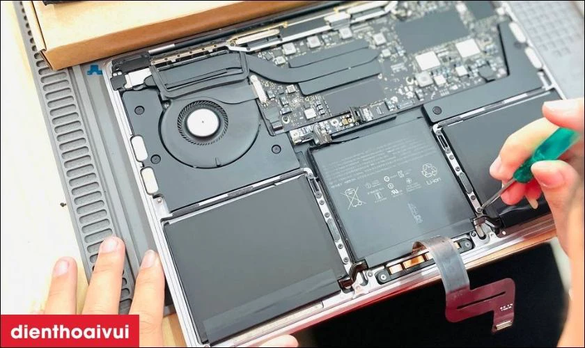 Thay pin MacBook Pro uy t&iacute;n, ch&iacute;nh h&atilde;ng, lấy liền tại Điện Thoại Vui