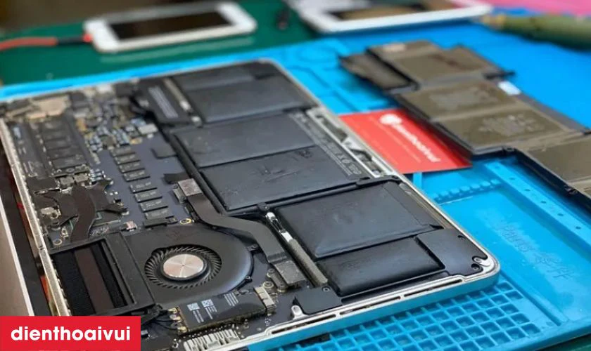 Quy tr&igrave;nh thay pin MacBook Pro M3 Max 2023 14 inch