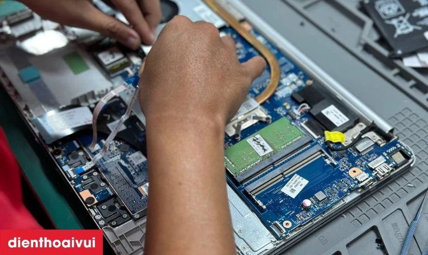 Quy tr&igrave;nh thay pin MacBook Pro M3 Max 2023 16 inch