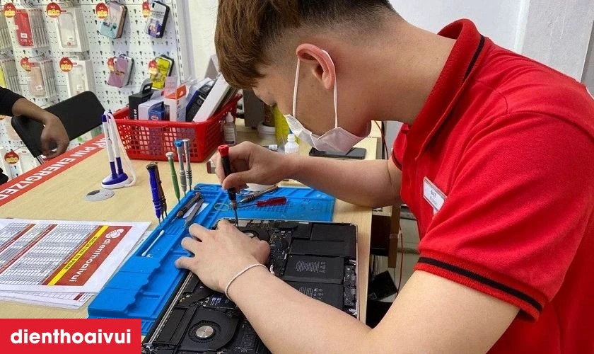 Kỹ thuật vi&ecirc;n chuy&ecirc;n nghiệp trực tiếp thực hiện thay pin cho MacBook của bạn