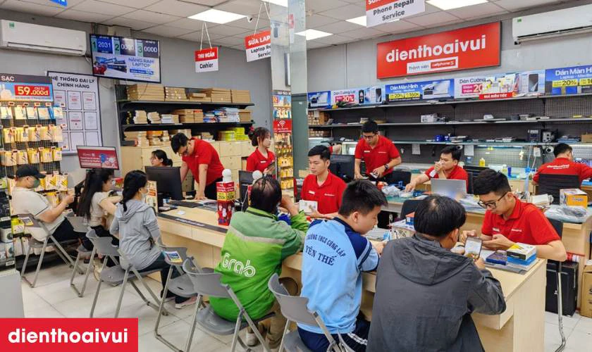 Nh&acirc;n vi&ecirc;n gửi lại m&aacute;y cho kh&aacute;ch v&agrave; mời kiểm tra trực tiếp