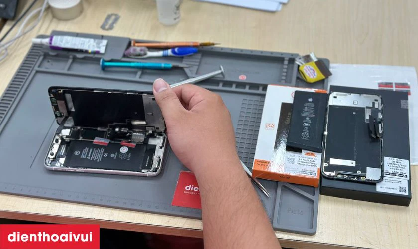 Kỹ thuật vi&ecirc;n kiểm tra t&igrave;nh trạng pin v&agrave; tổng qu&aacute;t m&aacute;y