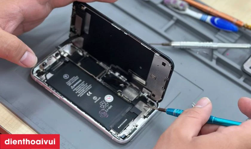 Sau khi thay pin, kỹ thuật vi&ecirc;n kiểm tra hoạt động của pin c&ugrave;ng tổng quan m&aacute;y