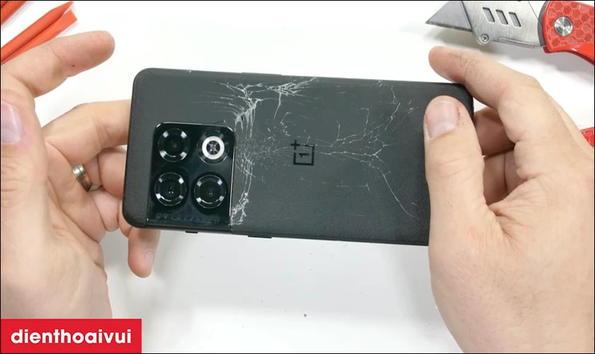 OnePlus 10 Pro bị va đập, rơi rớt