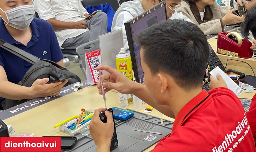 Quy tr&igrave;nh thay pin OnePlus 10 Pro chuy&ecirc;n nghiệp lấy liền tại Điện Thoại Vui