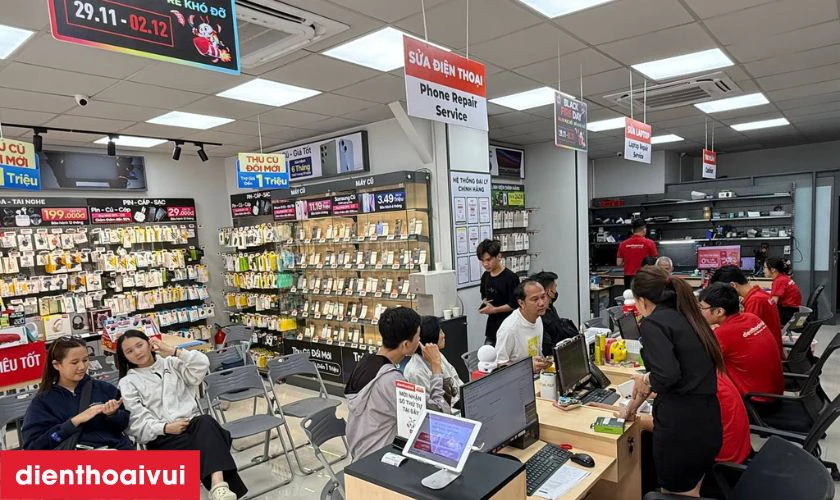 Kh&aacute;ch h&agrave;ng nhận m&aacute;y v&agrave; kiểm tra lại m&aacute;y