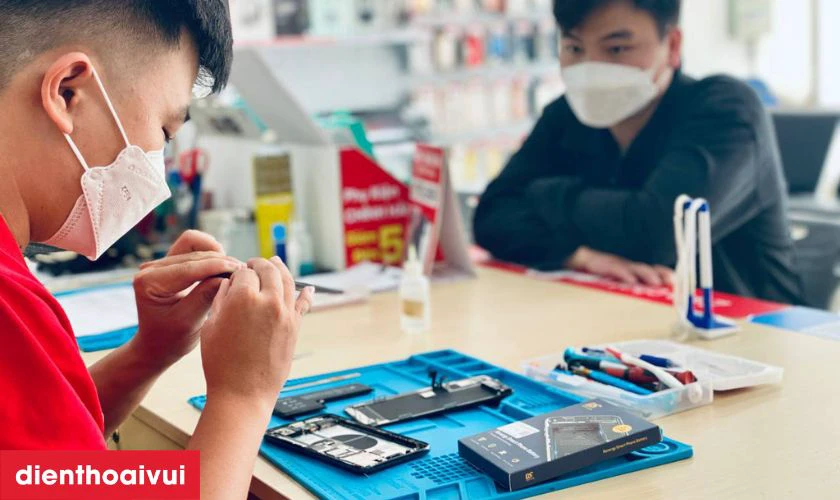 Với quy trình rõ ràng, Điện Thoại Vui hỗ trợ thay pin nhanh chóng