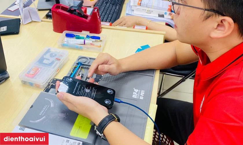 Thay pin mới cho thiết bị
