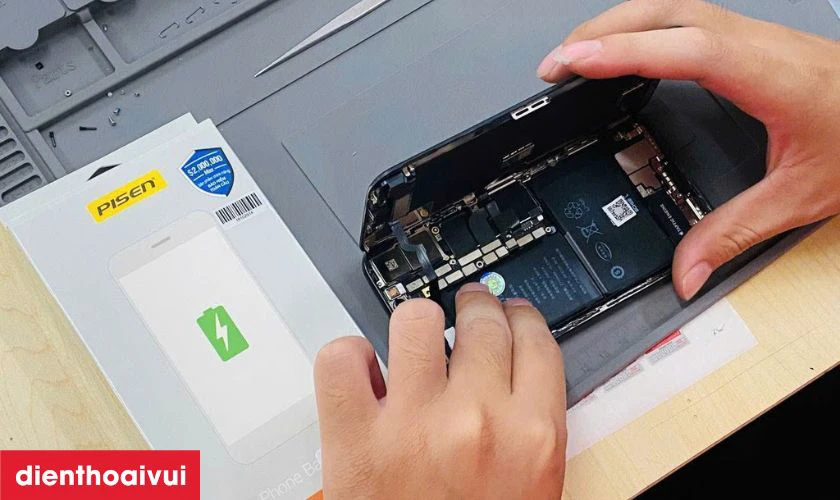 Quy tr&igrave;nh thay pin OPPO A18 chuy&ecirc;n nghiệp uy t&iacute;n tại Điện Thoại Vui