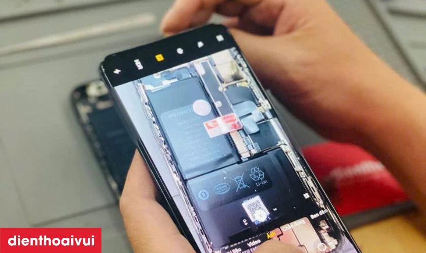 Sau khi lắp pin mới, kỹ thuật vi&ecirc;n kiểm tra lại hiệu suất