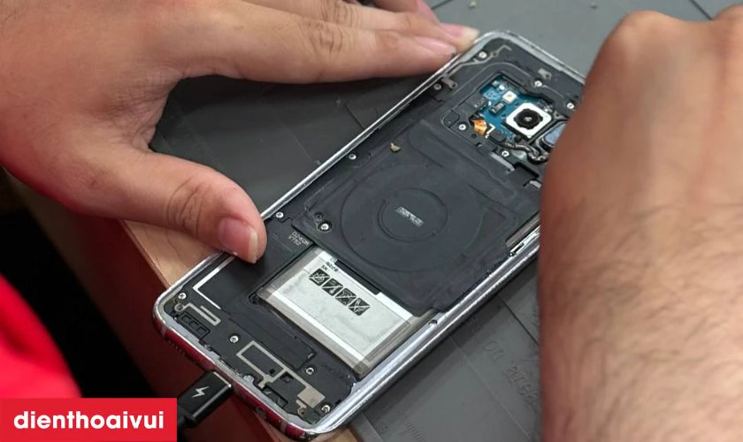 Quy trình thay pin OPPO A3 lấy liền, uy tín tại Điện Thoại Vui