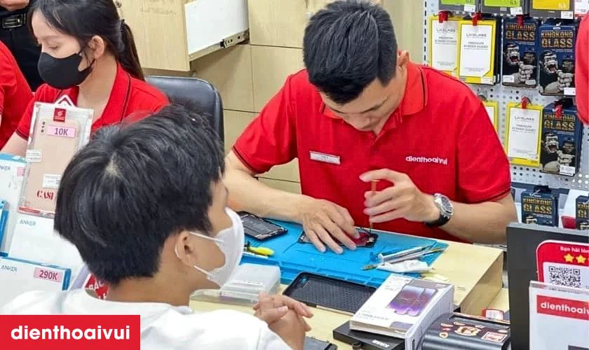 Toàn bộ quá trình thay có thể được khách hàng trực tiếp quan sát tại khu vực sửa chữa