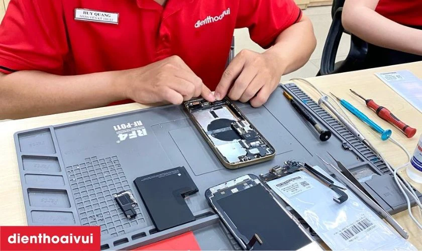 Kỹ thuật vi&ecirc;n sẽ tiến h&agrave;nh th&aacute;o v&agrave; lắp linh kiện mới