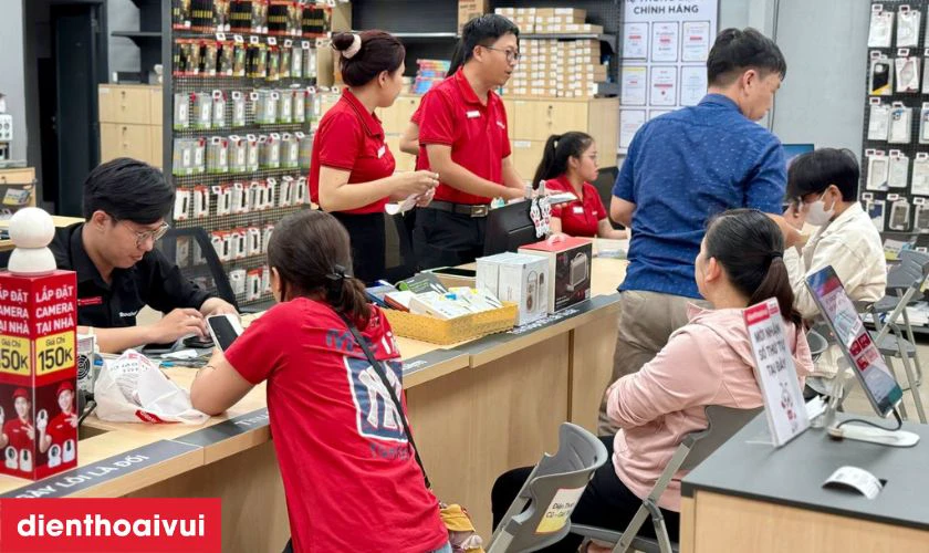 Khách hàng kiểm tra lại OPPO A73 lần cuối, xem đã hoạt động ổn định chưa