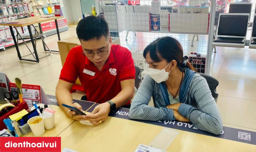 Nh&acirc;n vi&ecirc;n tiếp nhận t&igrave;nh trạng pin điện thoại