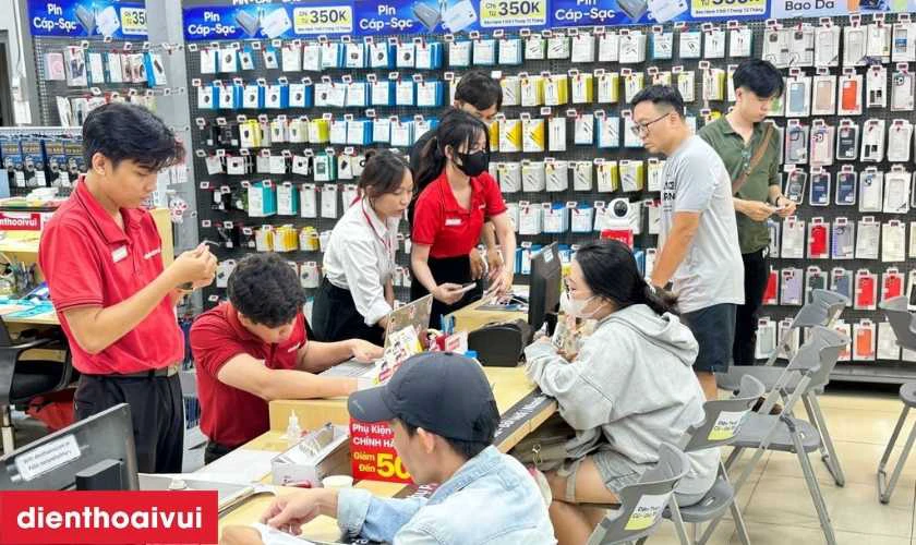 Dịch vụ thay linh kiện điện thoại lấy liền tại Điện Thoại Vui