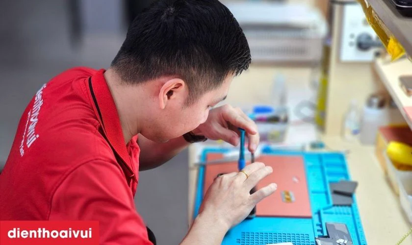 Quy tr&igrave;nh thay pin chuy&ecirc;n nghiệp lấy liền tại Điện Thoại Vui