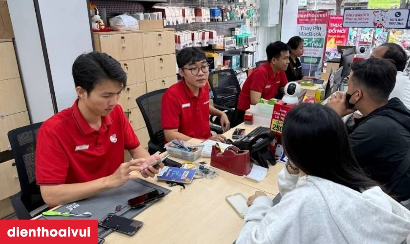 Quy tr&igrave;nh thay pin OPPO F7 tại Điện Thoại Vui