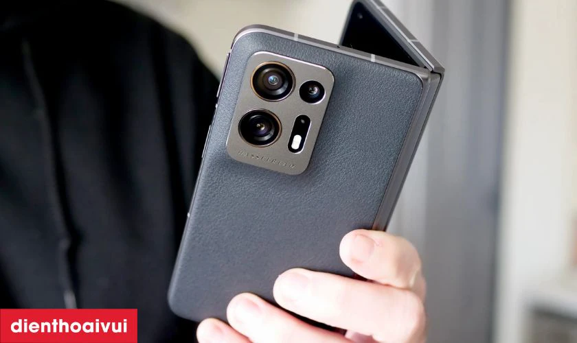 Mặt lưng bị đội l&ecirc;n, c&oacute; dấu hiệu biến dạng