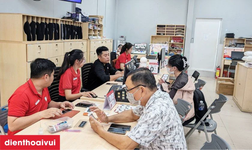 Kỹ thuật viên tiến hành tháo máy gỡ linh kiện cũ