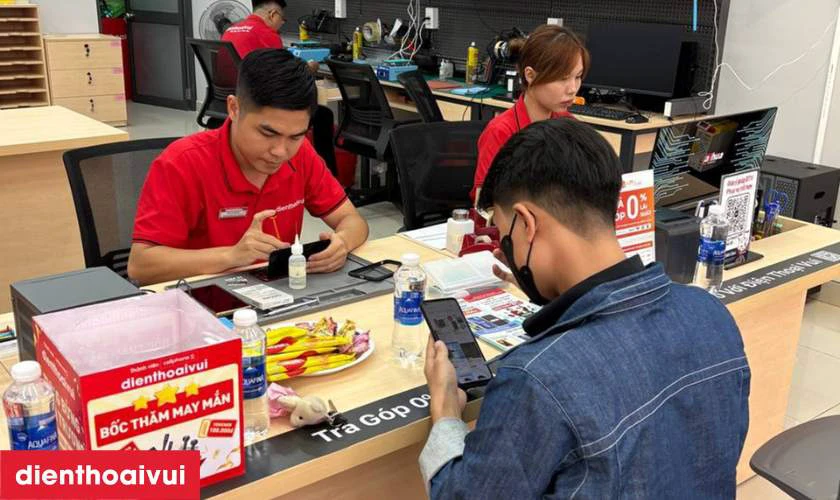 Kỹ thuật vi&ecirc;n sử dụng thiết bị chuy&ecirc;n dụng kiểm tra chi tiết t&igrave;nh trạng pin