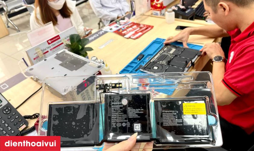 Thay pin Pisen ch&iacute;nh h&atilde;ng cho Macbook tại Điện Thoại Vui