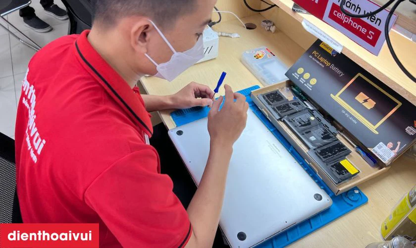 Nh&acirc;n vi&ecirc;n thay pin Pisen ch&iacute;nh h&atilde;ng Macbook Pro 13 inch 2020