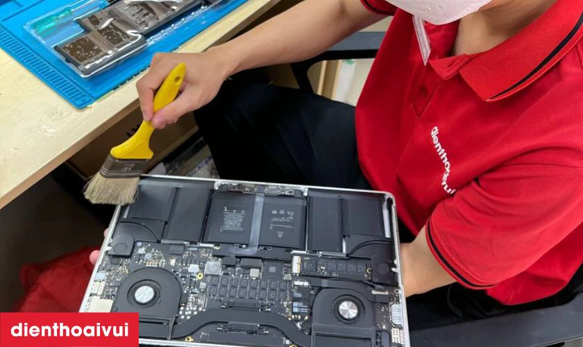Nh&acirc;n vi&ecirc;n vệ sinh Macbook Pro sạch sẽ sau khi thay pin Pisen