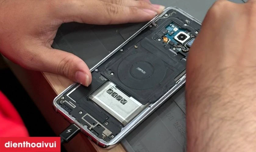 Quy tr&igrave;nh thay pin c&aacute;c d&ograve;ng Samsung A tại Điện Thoại Vui