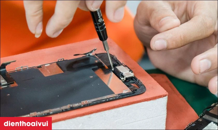 Thay pin mới gi&uacute;p n&acirc;ng cao trải nghiệm, khắc phục lỗi pin của điện thoại