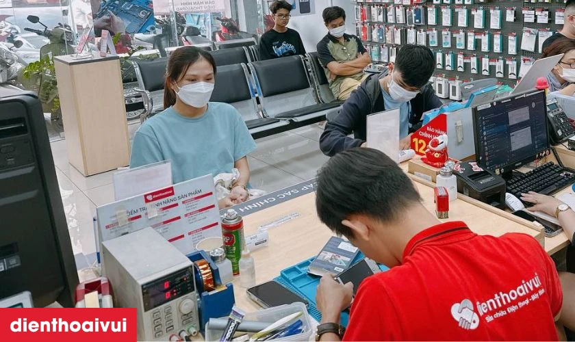 Quy tr&igrave;nh thay pin chuy&ecirc;n nghiệp lấy liền tại Điện Thoại Vui