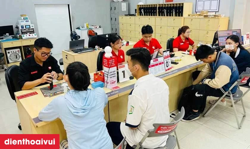 Dịch vụ thay pin Samsung A25 lấy liền tại Điện Thoại Vui được nhiều người lựa chọn