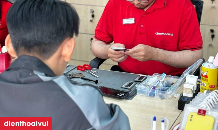 Kiểm tra pin Samsung A32 để t&igrave;m ra lỗi v&agrave; b&aacute;o gi&aacute;