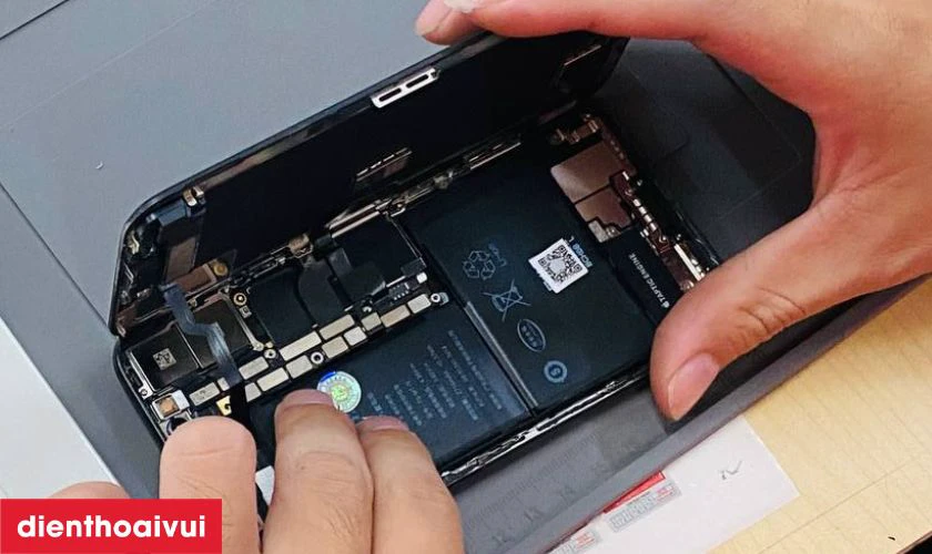 Ho&agrave;n tất qu&aacute; tr&igrave;nh thay pin Samsung A32