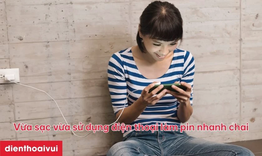 Vừa sạc vừa sử dụng điện thoại làm pin nhanh hư
