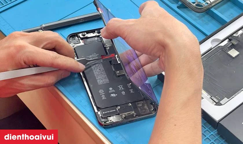 Quy tr&igrave;nh thay pin Samsung A40 ch&iacute;nh h&atilde;ng Deji chuy&ecirc;n nghiệp lấy liền tại Điện Thoại Vui