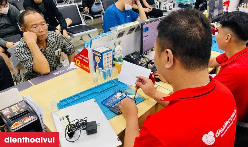 Dịch vụ thay pin Samsung A40 ch&iacute;nh h&atilde;ng Deji&nbsp; lấy liền tại Điện Thoại Vui