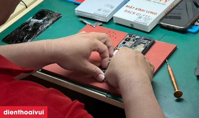 Quy trình thay pin Samsung A41 chính hãng Deji chuyên nghiệp lấy liền tại Điện Thoại Vui