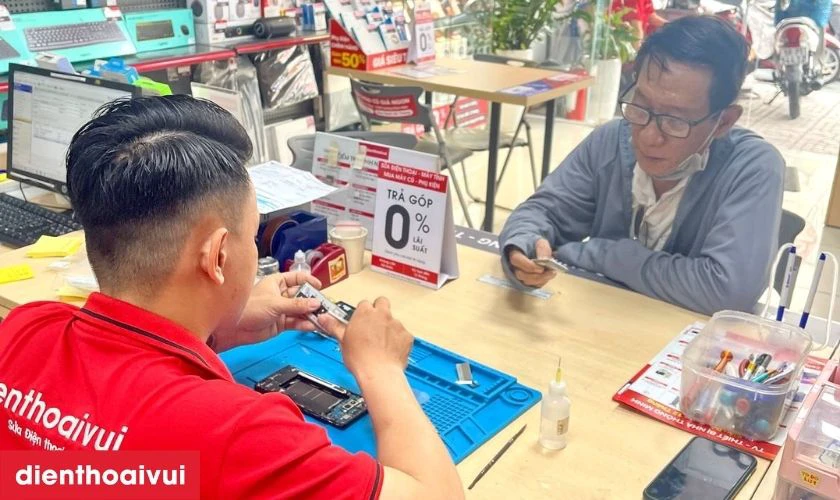 Quy tr&igrave;nh thay pin Samsung A54 chuy&ecirc;n nghiệp, nhanh ch&oacute;ng tại Điện Thoại Vui