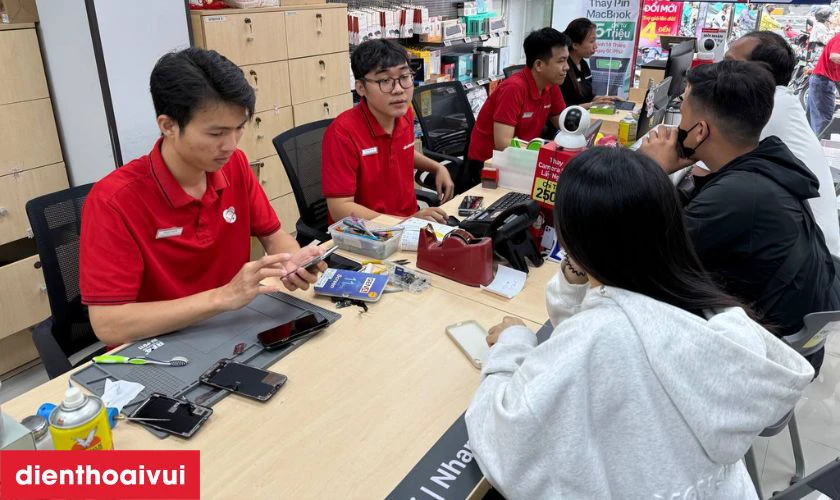 Quy tr&igrave;nh thay pin chuy&ecirc;n nghiệp lấy liền tại Điện Thoại Vui