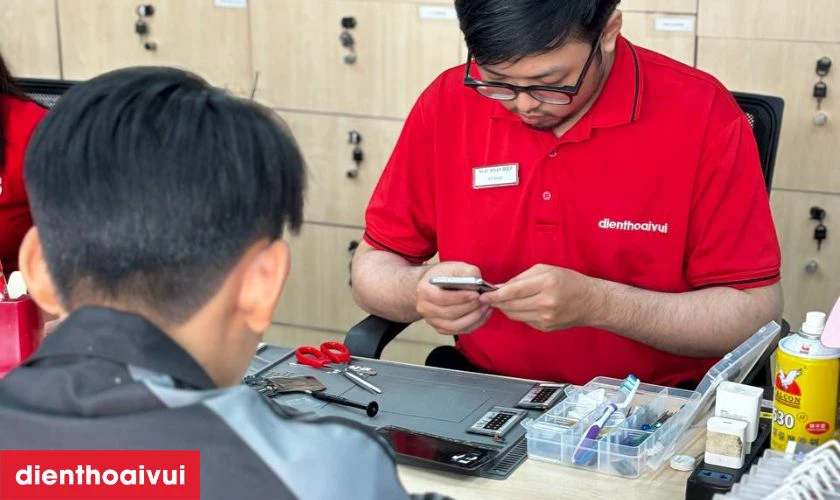 Điện thoại Samsung A83 sẽ được kỹ thuật vi&ecirc;n th&aacute;o v&agrave; lấy vi&ecirc;n pin ra